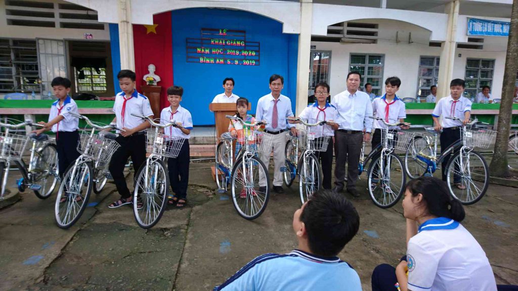 Học sinh khó khăn được nhận xe đạp nhân khai giảng năm học mới